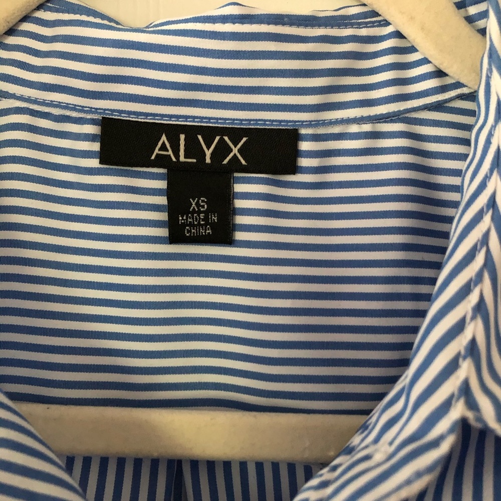 Button up top - Picture 4 of 5